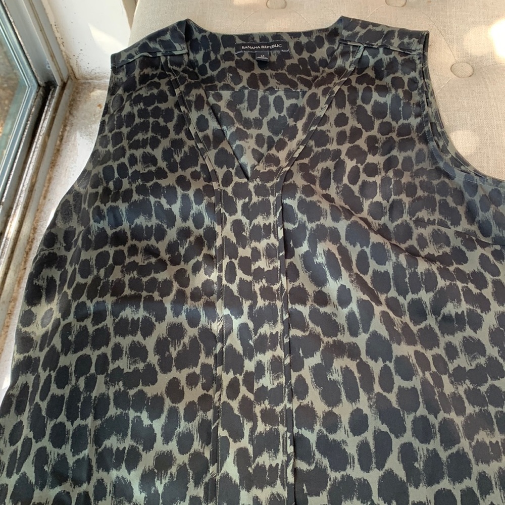 Banana Republic short sleeved top. Sz. M